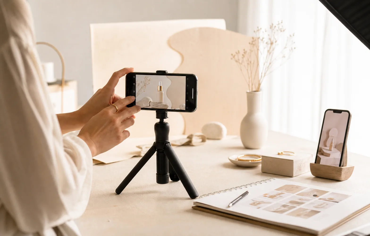 Creator filmând un produs cu telefonul într-un studio de content luminos